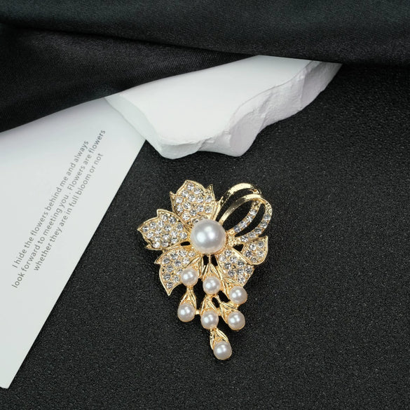 Women's Zinc Alloy Flowershaped Light Luxury Brooch With Electroplating