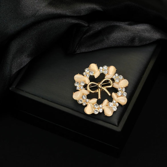 Women's Zinc Alloy Geometric Bow Diamondstudded Electroplated Fashion Collar Pin Brooch