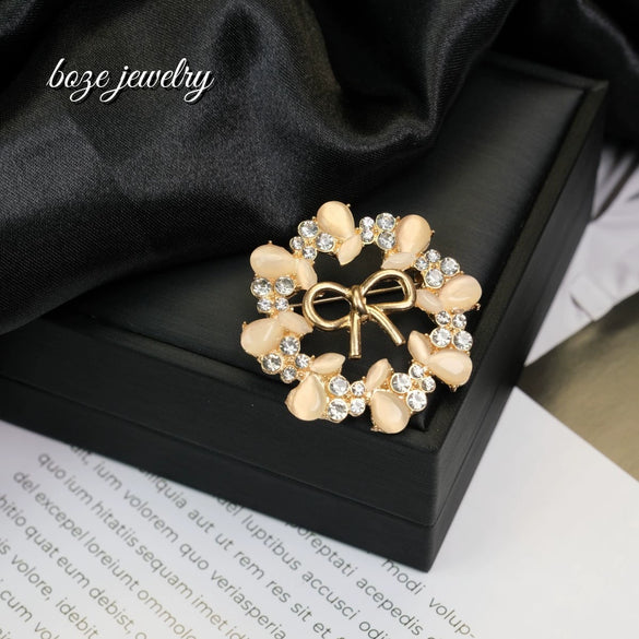 Women's Zinc Alloy Geometric Bow Diamondstudded Electroplated Fashion Collar Pin Brooch