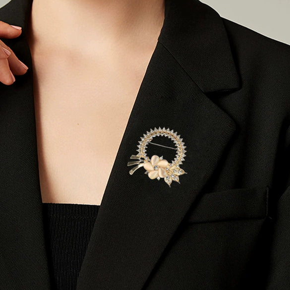 Women's Zinc Alloy Wreath Cat Brooch With Gold Plated Artificial Gemstones And Semiprecious Stones Inlay Flower And Bow Pattern