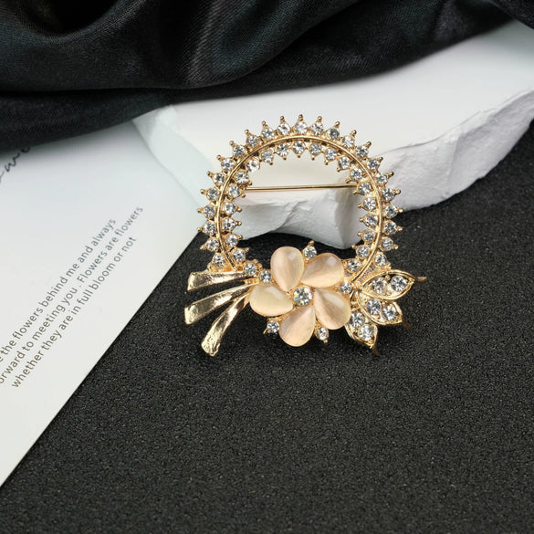 Women's Zinc Alloy Wreath Cat Brooch With Gold Plated Artificial Gemstones And Semiprecious Stones Inlay Flower And Bow Pattern