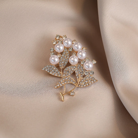 Zinc Alloy Flower Pearl Rhinestone Brooch For Women Clothing Decoration With Electroplating
