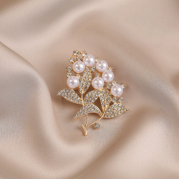 Zinc Alloy Flower Pearl Rhinestone Brooch For Women Clothing Decoration With Electroplating