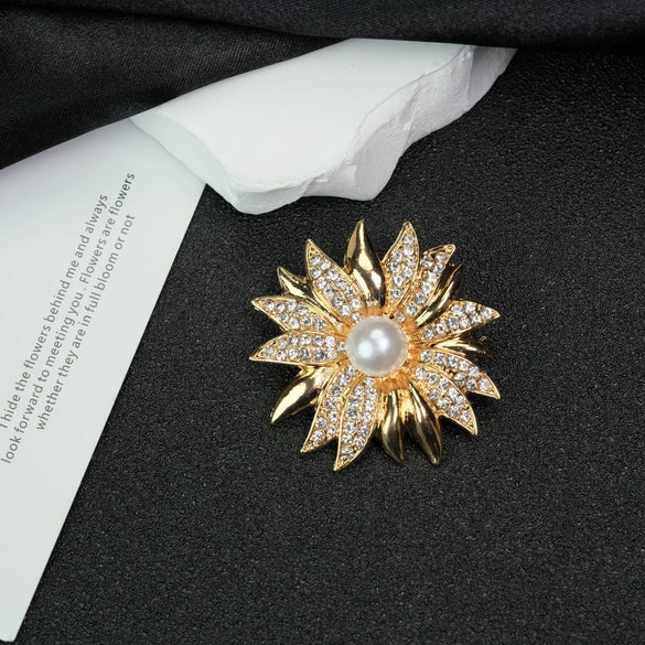 Zinc Alloy Flower Shape Electroplating Brooch Fashionable With Floral Design For Women And Unisex