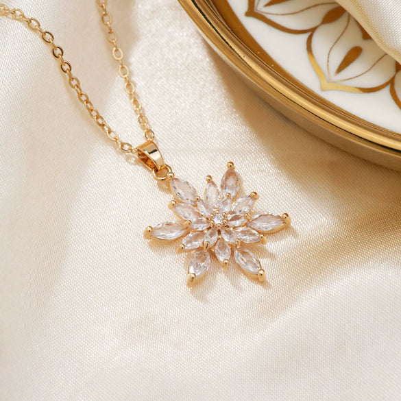 Zircon Snowflake Women's Necklace Fashionable And Elegant Design Twisted Chain